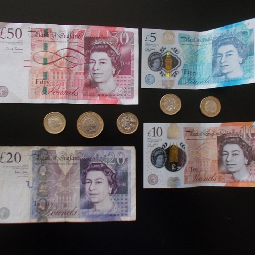 DSCN0184 pound notes RS 900